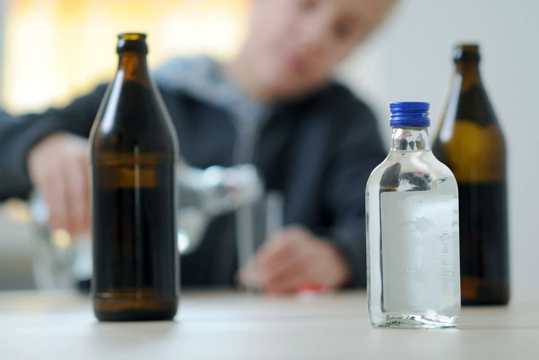 Kinder und Jugendliche trinken sich seltener einen Rausch an. (Symbolbild) — © Tobias Hase/dpa