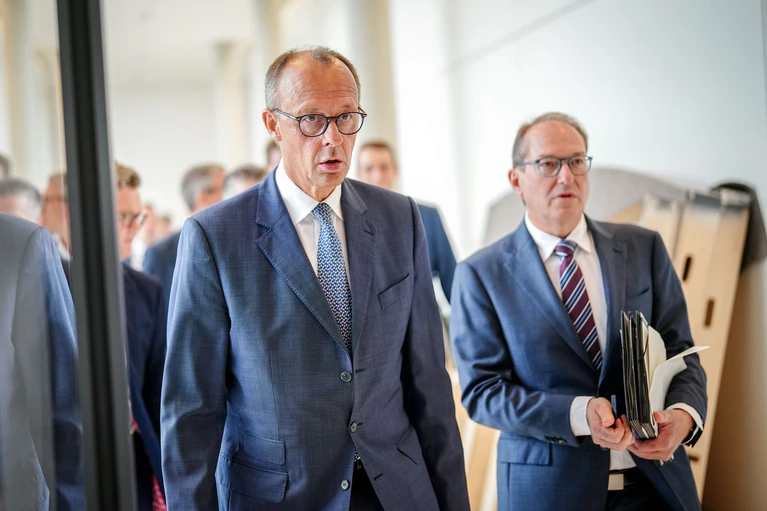 Unionskanzlerkandidat Friedrich Merz (CDU, links) wird im Januar als Gast bei der CSU-Klausur im oberbayerischen Kloster Seeon erwartet. (Archivbild) — © Kay Nietfeld/dpa