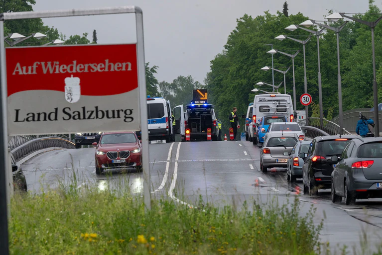 Auf einer Brücke zwischen Freilassing und Salzburg richtete die Bundespolizei wieder einen festen Kontrollpunkt ein.  — © Peter Kneffel/dpa