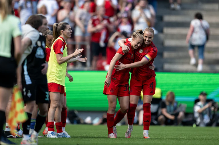 Carolin Simon (li.): Tor zum 2:0 in Köln — © Fabian Strauch/dpa