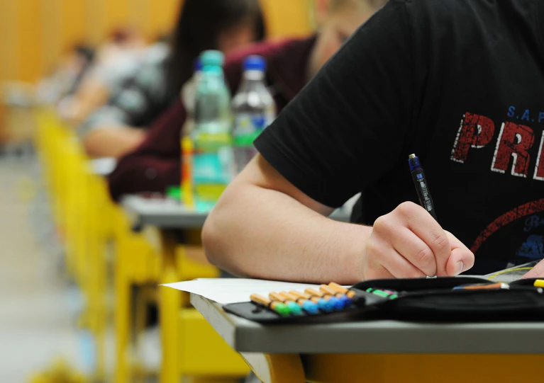 Mit dem Wechsel von G8 auf G9 stehen jetzt mehr Fächer zur Auswahl. (Archivbild) — © Armin Weigel/dpa