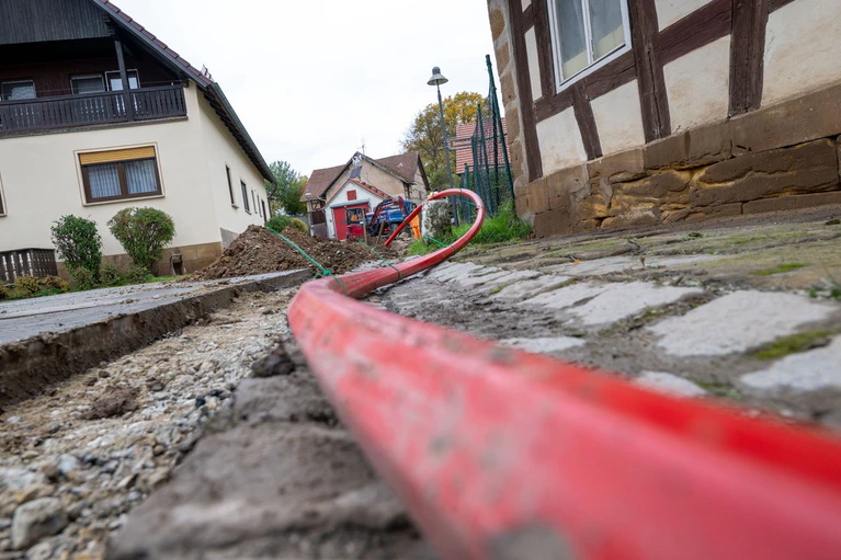 Beim Glasfaserausbau liegt Bayern nach einer Studie der bayerischen Wirtschaft hinter dem restlichen Deutschland zurück. (Archivbild) — © Pia Bayer/dpa