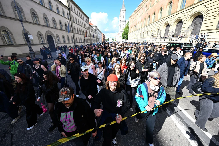 Eine fünfstellige Zahl von Menschen demonstriert bei der Münchner «Krachparade» gegen die hohen Mieten und für eine lebendige Kulturszene - inklusive lauter Feiern. — © Felix Hörhager/dpa