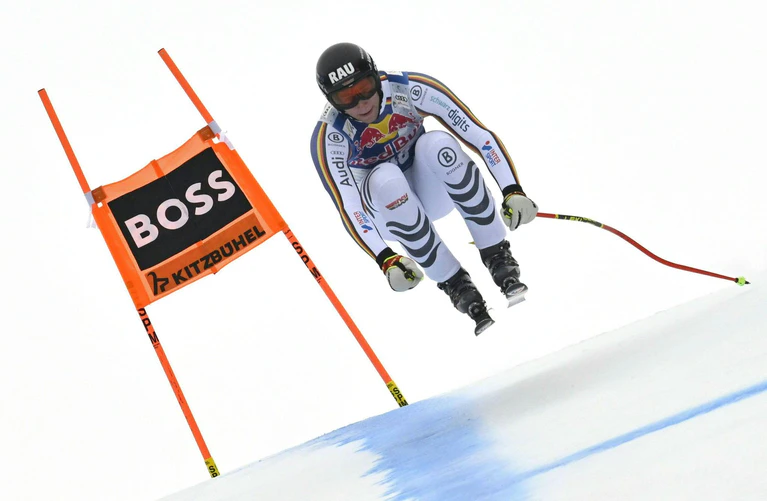 Luis Vogt gelingt eine bärenstarke Abfahrt in Kitzbühel. — © Hans Klaus Techt/APA/dpa