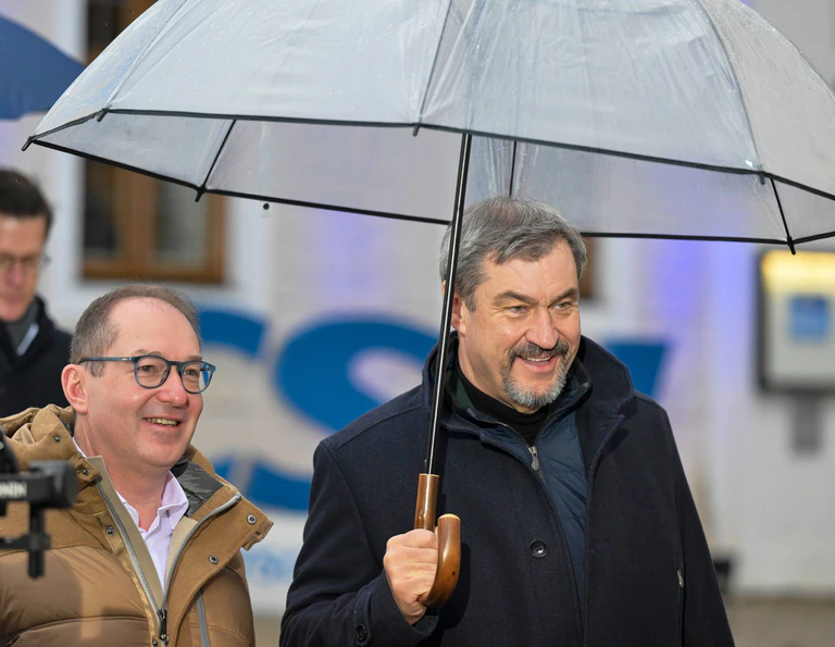 Bereits vor einem Jahr erhoben Alexander Dobrindt und Markus Söder (beide CSU) auf der Klausur in Seeon teils scharfe Forderungen. (Archivbild) — © Peter Kneffel/dpa
