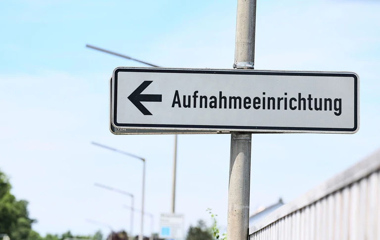 Flüchtlinge können finanzielle Hilfe erhalten, wenn sie Deutschland freiwillig wieder verlassen. Bis Ende Oktober machten 1.803 Menschen in Bayern von dieser Möglichkeit Gebrauch. (Symbolbild) — © Daniel Löb/dpa