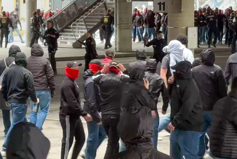 Vor dem Spiel des FC Bayern gegen den VfB Stuttgart kam es zu einer Schlägerei zwischen rivalisierenden Fans. — © -/EinsatzReport24/dpa