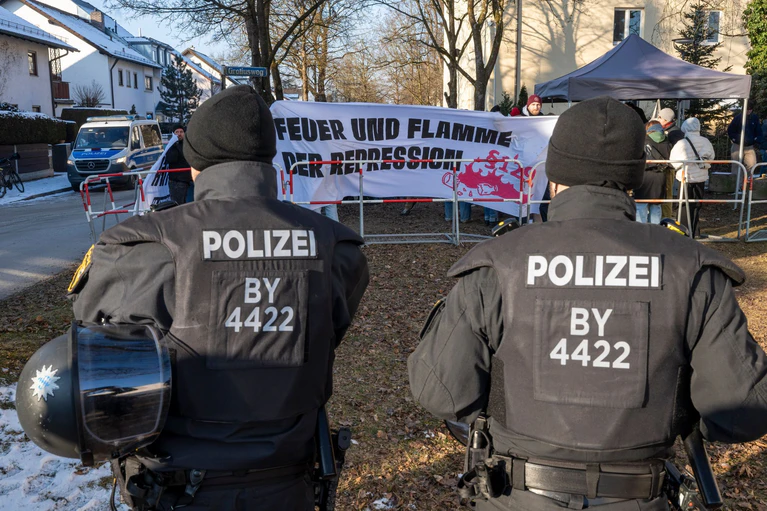 Rund 100 Menschen hatten zu Beginn des Prozesses gegen Hanna S. ihre Unterstützung ausgedrückt. (Archivbild).  — © Peter Kneffel/dpa