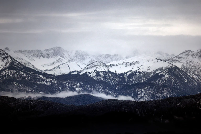 Winterlicher Ausblick: Schneebedeckte Alpen bei Sonnenschein – ein Bild, das an Weihnachten in Bayerns Bergen Realität werden könnte. (Symbolbild) — © Karl-Josef Hildenbrand/dpa