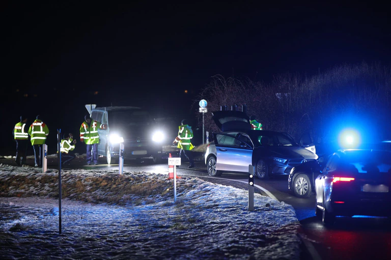 Die Verfolgungsfahrt endete mit einem Unfall in Weißenburg in Bayern. — © Goppelt/Vifogra GmbH/dpa