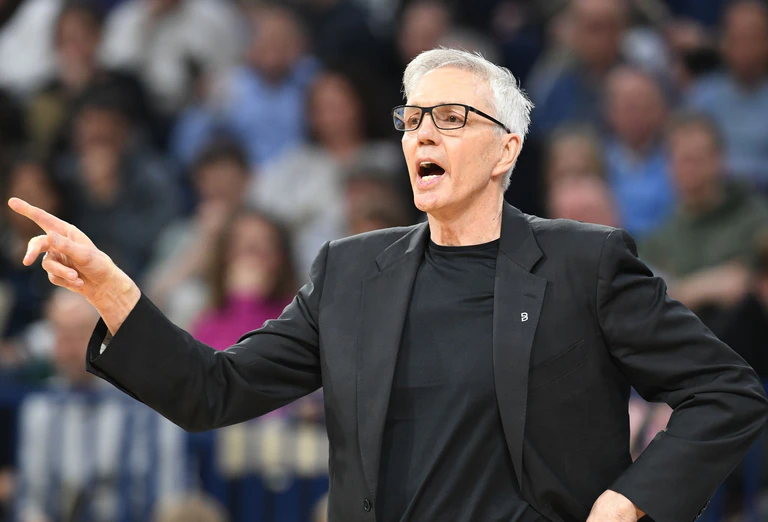 Das Team von Bayern-Trainer Gordon Herbert wirkte nach dem Euroleague-Aus müde. — © Michael Schwartz/dpa