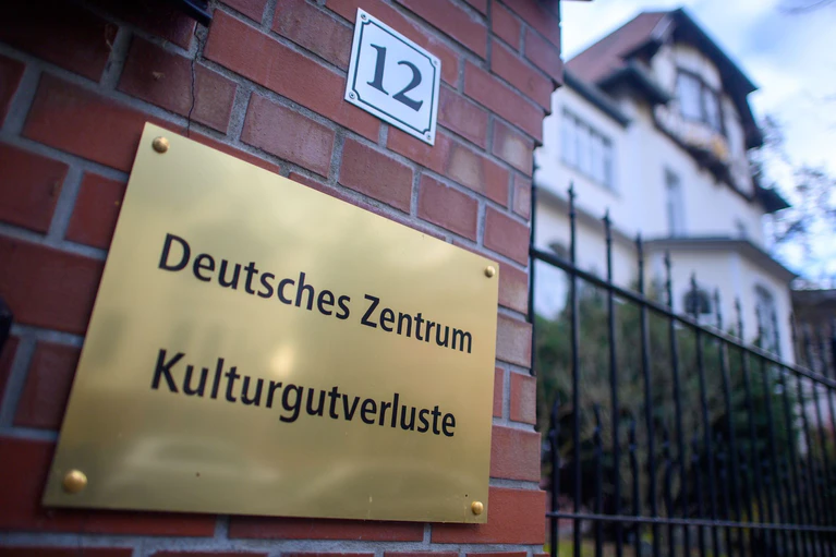 Das Deutsche Zentrum für Kulturgutverluste beschäftigt sich mit Kulturgütern, die ihren Eigentümern entzogen wurden, so auch mit NS-Raubkunst. (Archivbild) — © Klaus-Dietmar Gabbert/dpa