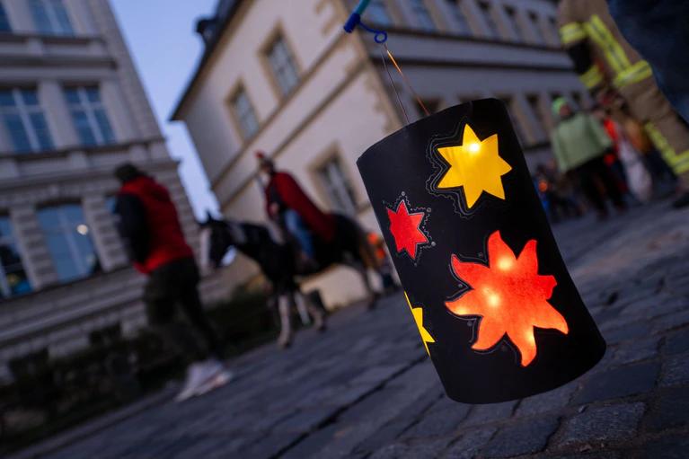 St. Martin auf dem Pferd, eine Laterne - in Bamberg wird das Martinsfest gefeiert. — © Pia Bayer/dpa