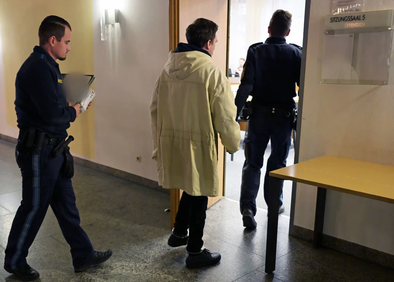 Vor dem Landgericht Landshut ist ein Pfleger angeklagt. Er soll eine Seniorin ermordet haben. — © Malin Wunderlich/dpa