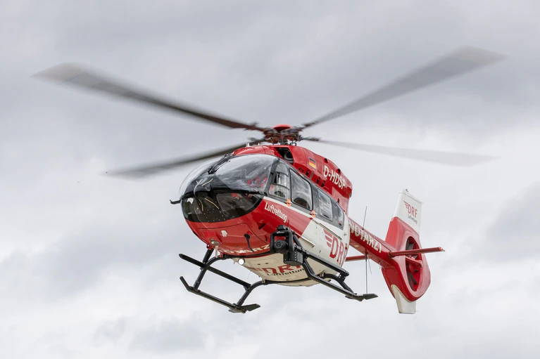 Der Schwerverletzte wurde mit einem Rettungshubschrauber in eine Klinik geflogen. (Symbolbild) — © Daniel Karmann/dpa