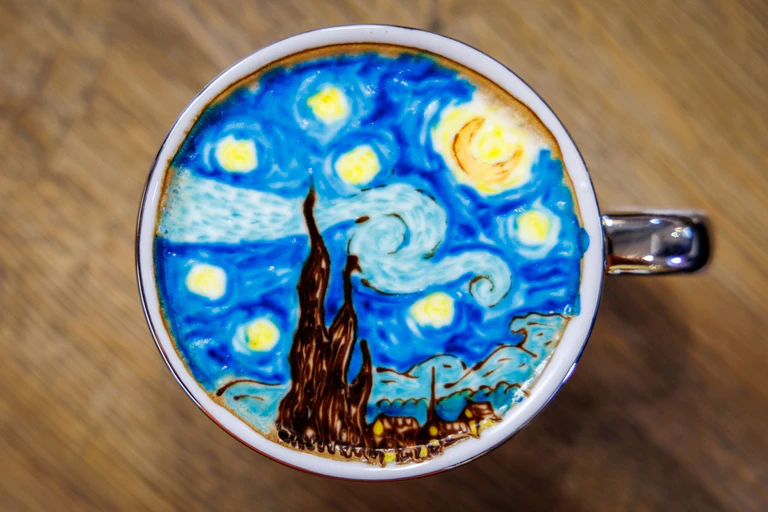 Kunst im Kaffee: Der Milchschaum verwandelt sich in ein berühmtes Werk des Malers Vincent van Gogh. — © Daniel Karmann/dpa