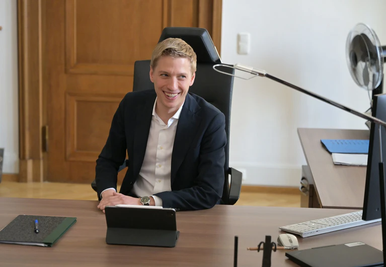 Angekommen im Münchner Chefsessel: Dominik Krause — © Malin Wunderlich/dpa