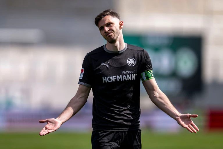 Verlässt die SpVgg Greuther Fürth nach sieben Jahren: Kapitän Branimir Hrgota. (Archivbild) — © David Inderlied/dpa