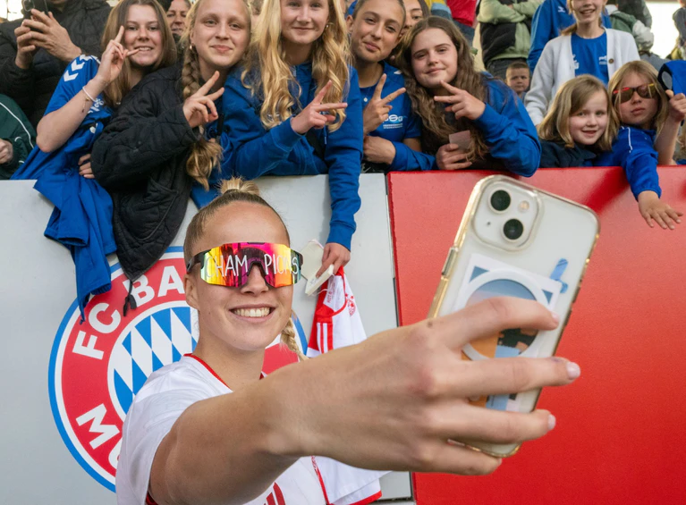Stolze Meister-Erinnerung von Bayern-Spielerin Giulia Gwinn. — © Peter Kneffel/dpa