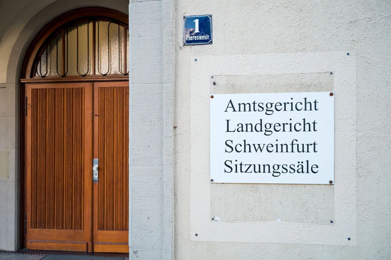 Nach dem Tod ihres unterernährten Kindes stehen die Eltern vor Gericht. (Archivbild)  — © Daniel Vogl/dpa