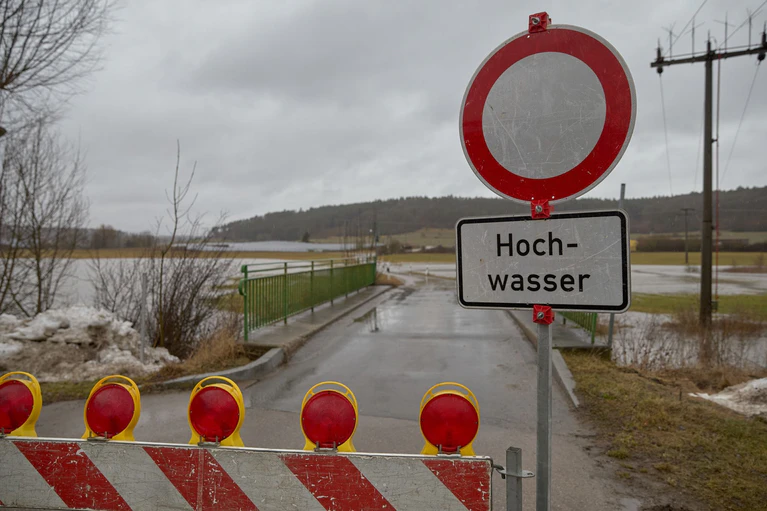 Viel Regen und milde Temperaturen lassen den Schnee schmelzen - und Flüsse und Bäche steigen. (Archivbild) — © Tizian Gerbing/dpa