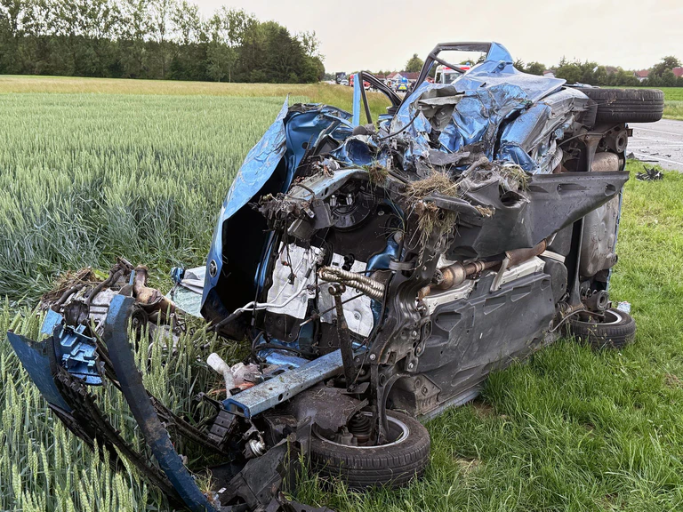 Der Wagen des Unfallverursachers stieß kurz hintereinander mit zwei Autos zusammen. — © Schmelzer/Vifogra/dpa
