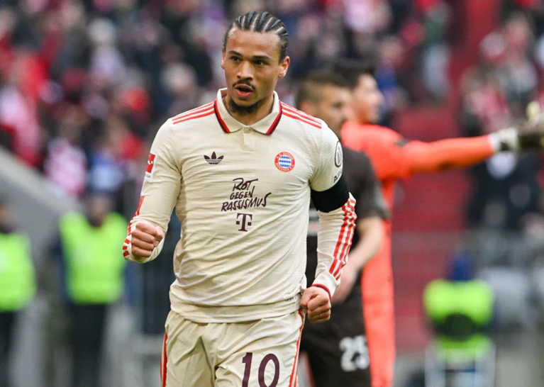 Leroy Sané, zuletzt Doppeltorschütze gegen St. Pauli, und seine Bayern-Kollegen sind in Augsburg gefordert. — © Peter Kneffel/dpa