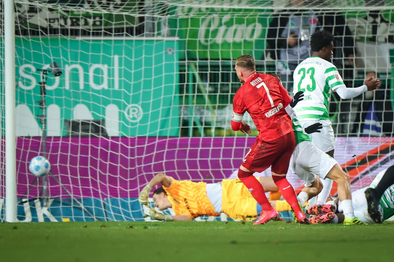 Marlon Ritter (Nr. 7) trifft zum 1:1 für Kaiserslautern. — © Daniel Karmann/dpa
