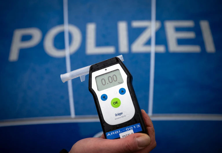 Weil sie Rat suchte, ist eine Frau in Schwaben mit dem Auto zur Polizei gefahren. Allerdings war sie nicht nüchtern, wie ein Test ergab. (Symbolbild) — © Soeren Stache/dpa