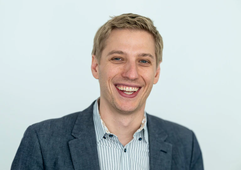 Der Münchner Oberbürgermeister Dominik Krause (Grüne) erhält von seinem Vorgänger Dieter Reiter (SPD) die Amtskette. (Archivbild) — © Peter Kneffel/dpa