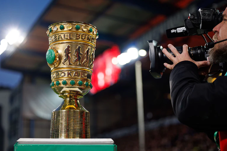 Objekt der Begierde: der DFB-Pokal. (Archivbild) — © Friso Gentsch/dpa