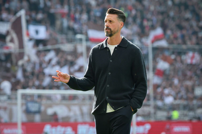 Augsburgs Trainer Sandro Wagner.  — © Christian Charisius/dpa