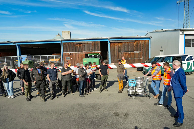 Der Bayreuther Oberbürgermeister Thomas Ebersberger (CSU, rechts im Bild) nimmt den gestohlenen Maibaum wieder in Empfang.  — © Steffen Huber/Stadt Bayreuth/dpa