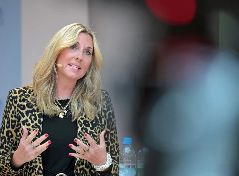 Kultusministerin Anna Stolz will den Vorschlag erst mit den Beteiligten an den Schulen diskutieren. (Archivbild) — © Malin Wunderlich/dpa