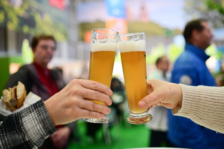 Vorsicht heißt es beim alkoholfreien Hefeweizen der Brauerei Gutmann. (Symbolbild) — © Sebastian Christoph Gollnow/dpa