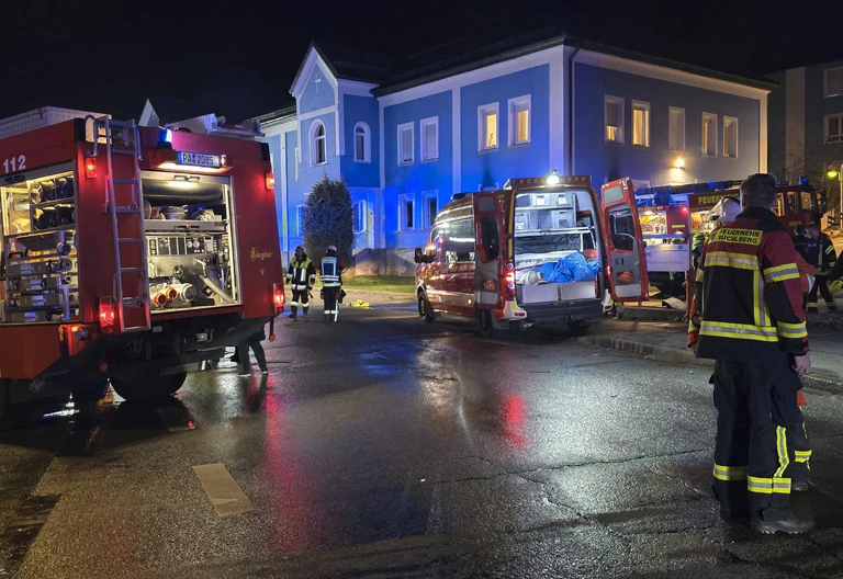 Ein Bewohner, eine Pflegekraft und ein Feuerwehrmann erlitten laut Polizei Rauchvergiftungen.  — © --/zema-medien/dpa