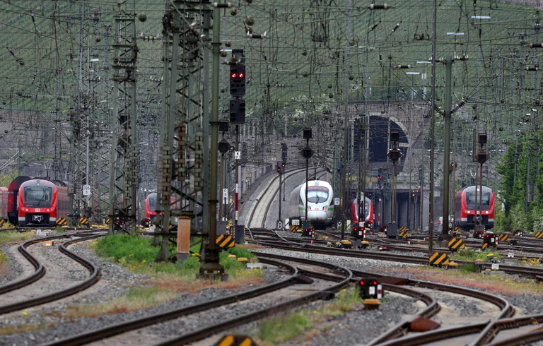 Der Schienenpersonennahverkehr in Bayern boomt wie nie: Fast 12 Millionen Kilometer legten die Fahrgäste im vergangenen Jahr in den bayerischen Zügen zurück. (Symbolbild) — © Karl-Josef Hildenbrand/dpa