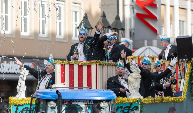 Der Würzburger Faschingsumzug lockte viele Zuschauer an. — © Julien Becker/dpa