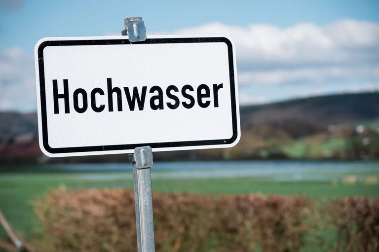 Wegen der ausgiebigen Regenfälle zum Wochenstart sind in Bayern Überschwemmungen nicht ausgeschlossen. (Symbolbild) — © Daniel Vogl/dpa