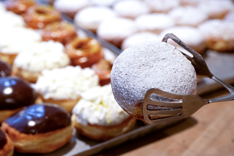 Krapfen in der Auslage der Münchner Biobäckerei Neulinger (Symbolbild) — © Sven Hoppe/dpa
