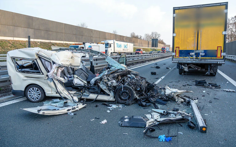 Der Wagen des 68-Jährigen wurde bei dem Unfall völlig zerstört. — © Ferdinand Merzbach/News5/dpa