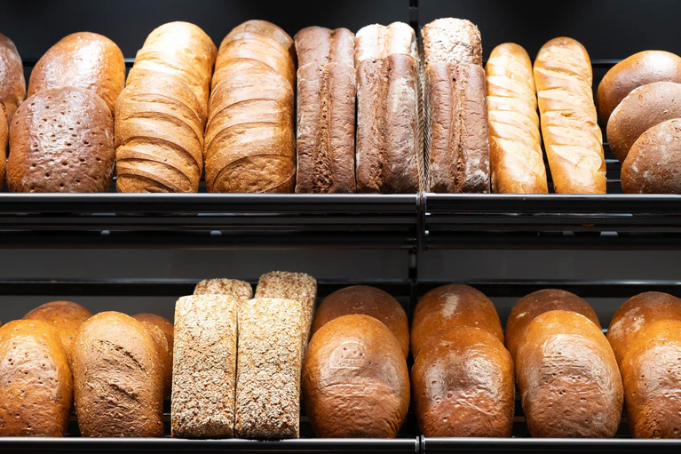 Die Rewe-Gruppe will Brot- und Backwaren künftig nicht mehr selbst herstellen. — © Sebastian Kahnert/dpa