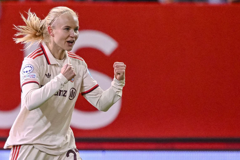 Hat allen Grund zum Jubeln: Bayern Münches Pernille Harder. — © Harry Langer/dpa