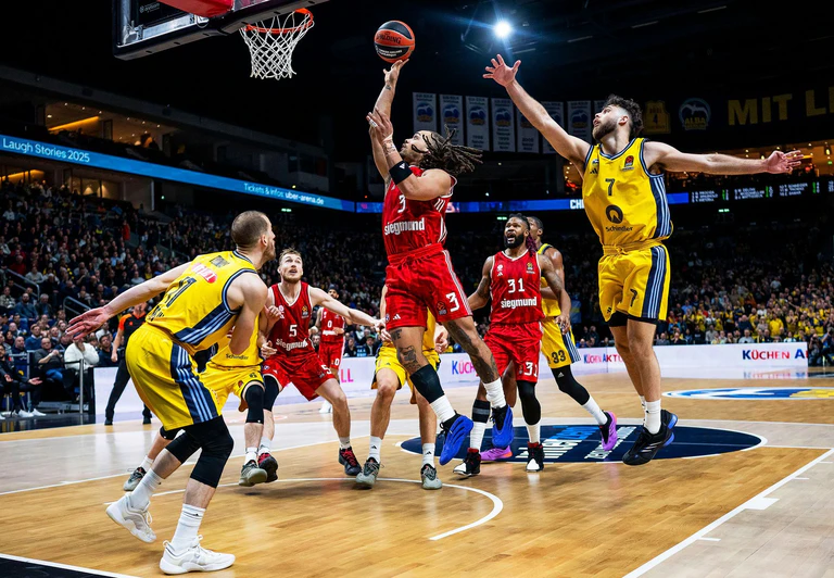 Bayerns Carsen Edwards steigt gegen Alba zum Korb hoch. — © Julius Frick/dpa