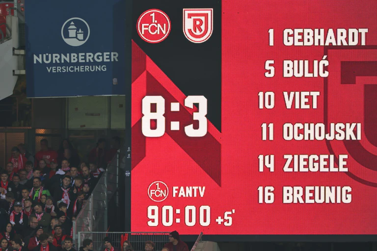Ein histoischer Abend: Mit 8:3 gewinnt der 1. FC Nürnberg gegen Regensburg. — © Daniel Karmann/dpa