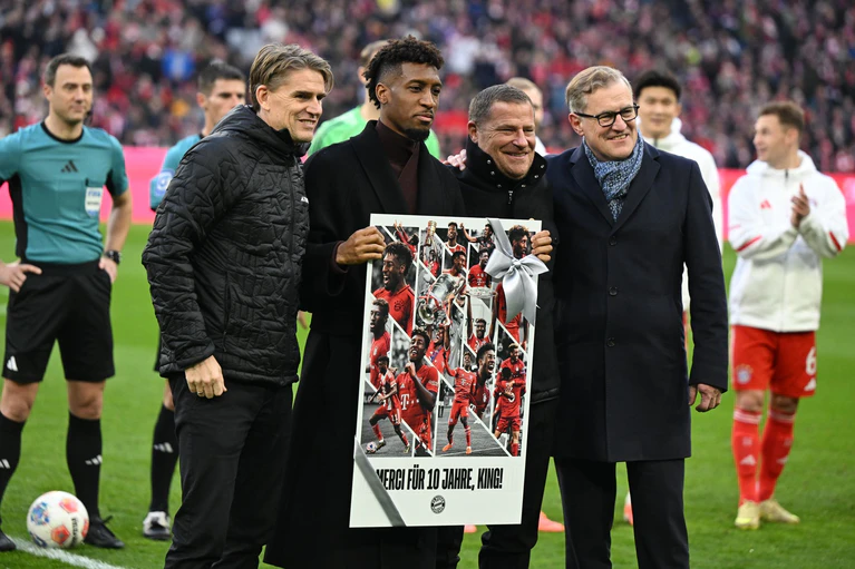 Vor dem Anpfiff verabschiedeten die Bayern-Bosse den langjährigen Bayern-Profi Kingsley Coman (2.vl). — © Sven Hoppe/dpa