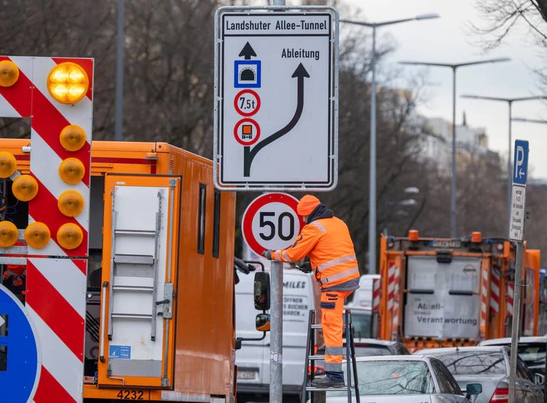 Seit Dienstag dürfen Autofahrer wieder mit bis zu 50 Kilometern pro Stunde über die Landshuter Allee fahren. (Archivbild) — © Peter Kneffel/dpa