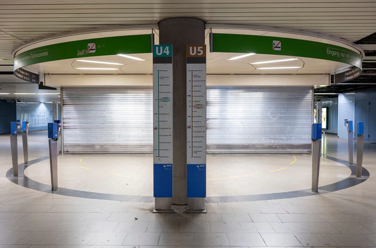 Wegen des Warnstreiks blieben erneut viele Fahrzeuge in den Depots.  — © Peter Kneffel/dpa