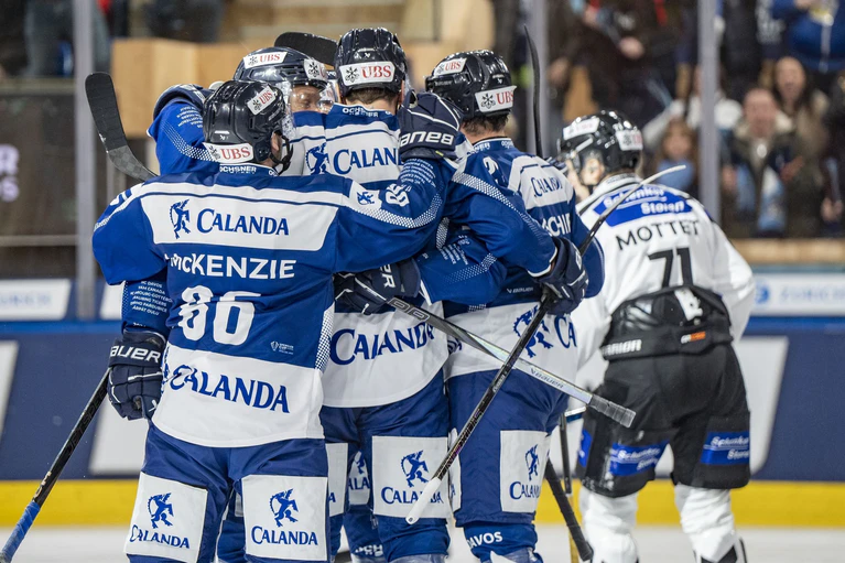 Straubinger Spieler feiern das 1:2. Letztlich verlor das Team jedoch mit 2:7 gegen den HC Fribourg-Gottéron. — © Til Buergy/KEYSTONE/dpa