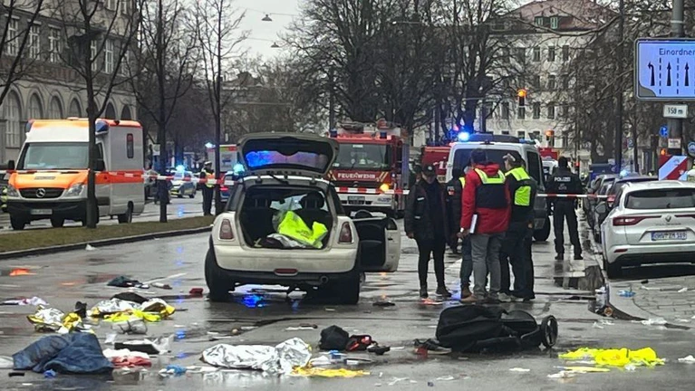 Am Vormittag war ein Afghane mit seinem Auto in einen Demonstrationszug gefahren und hatte so mindestens 28 Menschen verletzt.  — © Christoph Trost/dpa